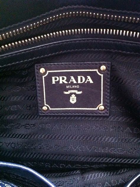 identificar bolsas prada originales|how to identify Prada bags.